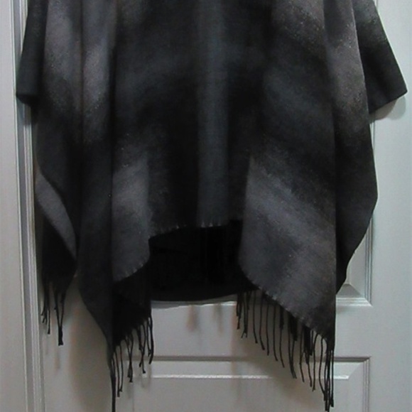 New Reversible Cape Beautiful with Bottom fringe - Picture 7 of 10